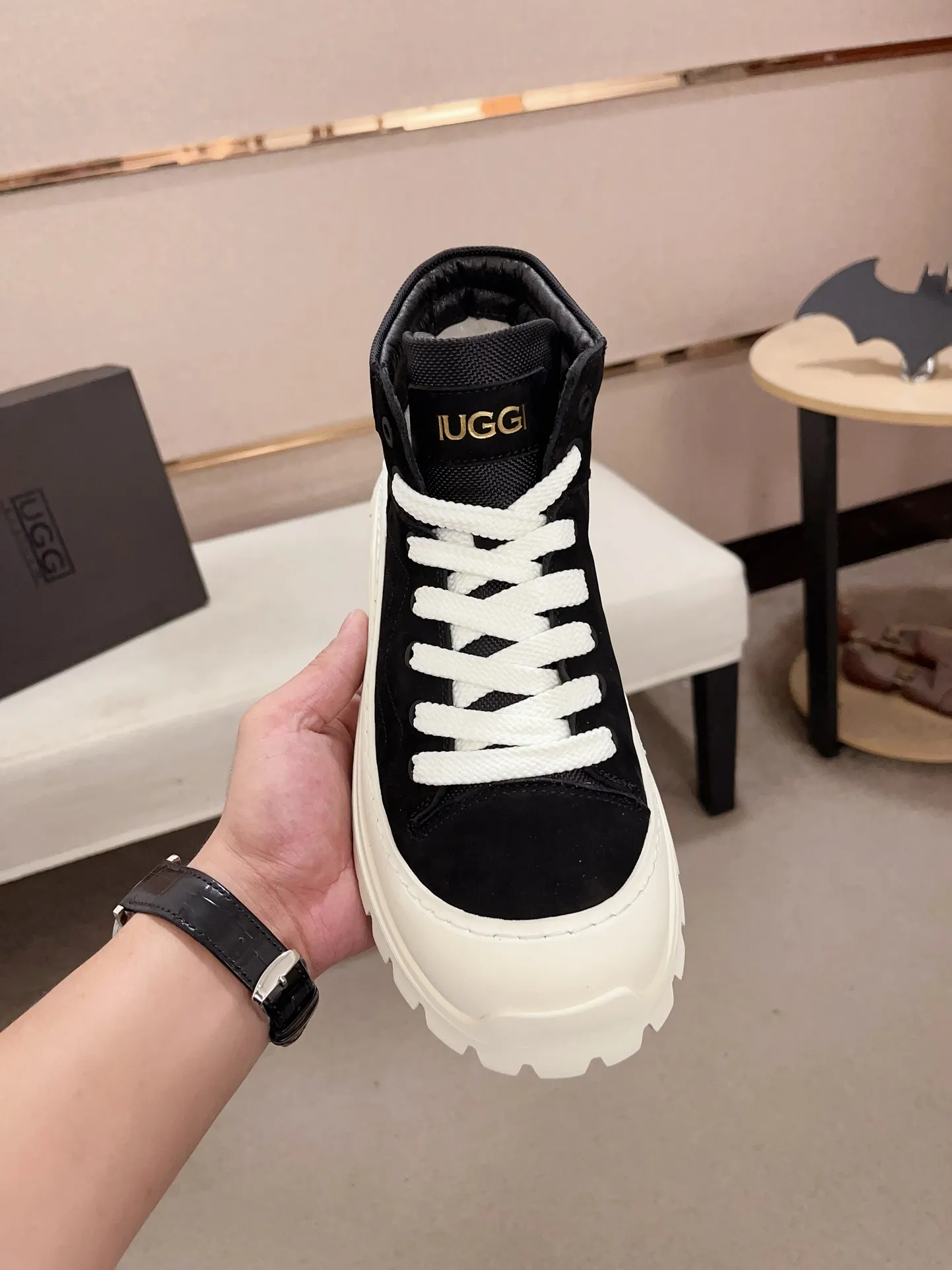Factory Price: 390 Men's Men's Shoes 💰North American Men's Shoes Ugg ☃️In the special sale of new high-quality men's shoes and snow boots in autumn and winter, the nemesis of extreme cold weather! Made of cowhide leather, merino wool lining, and original outsole, whether driving, outdoor or daily wear, there is always one that suits you! Code number 39-44